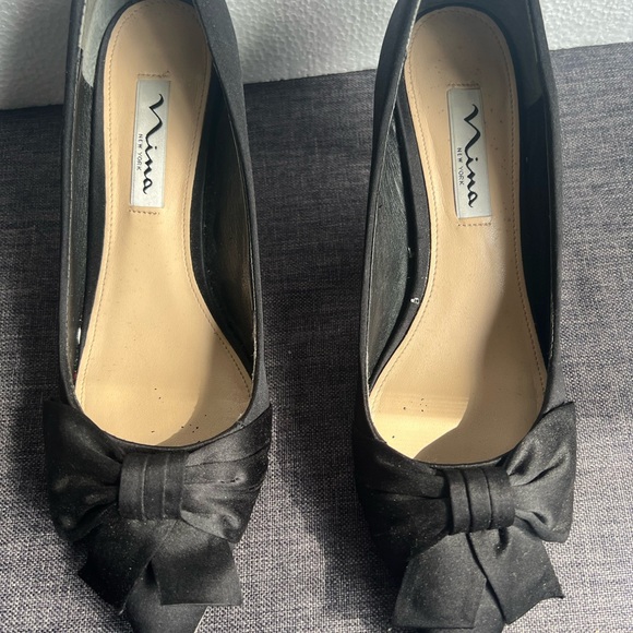 Nina New York Black Satin Bow Pumps Heels with leather soles - Picture 2 of 3
